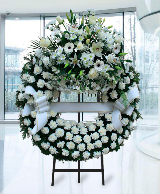 Corona funeraria blanca con cabezal superior y cinta blanca