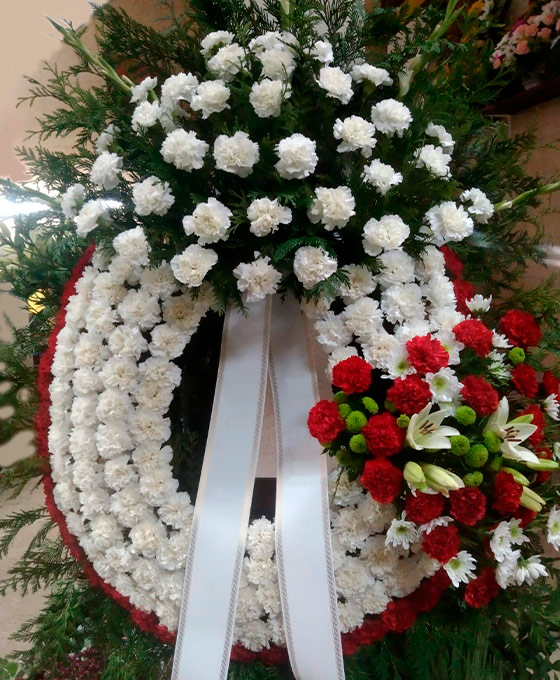 Corona Fúnebre Blanca con Rosas Rojas