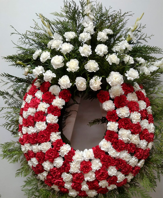Corona Fúnebre de Flores Rojas y Blancas