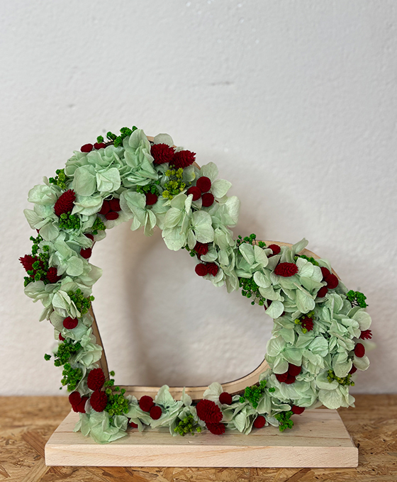 Corazón con flores verdes preservadas