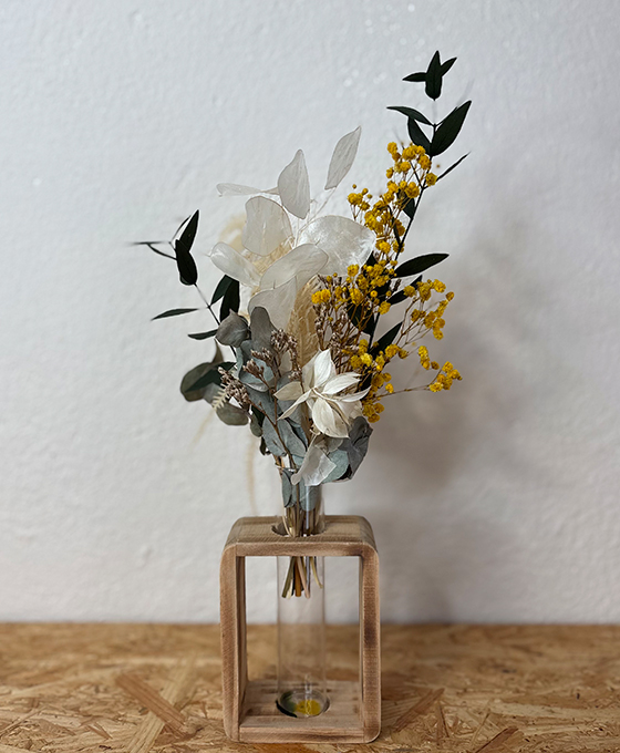 Jarrón con flores secas amarillas