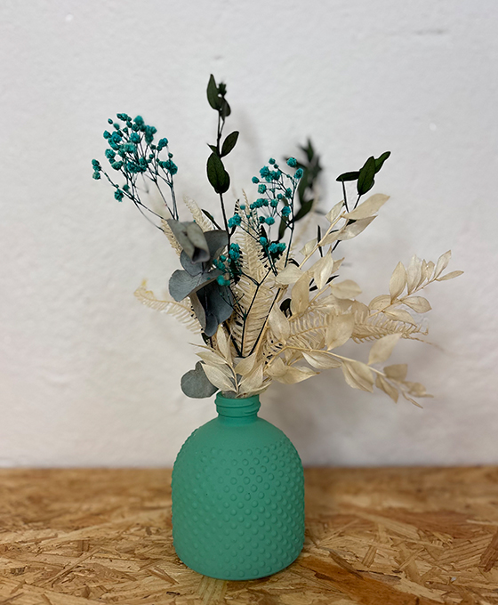 Jarrón con flores secas azules