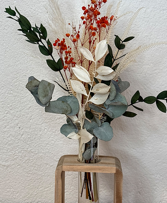 Jarrón con flores secas naranjas